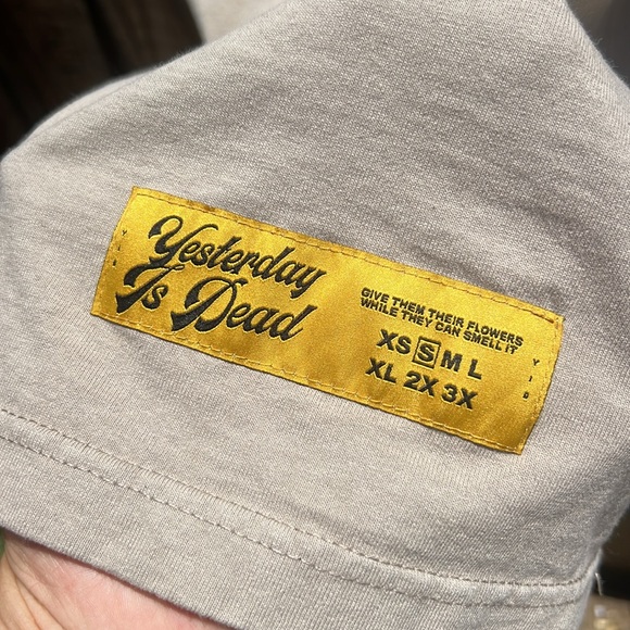 YESTERDAY IS DEAD FLOWER SHOP TEE OATMEAL/NAVY. SIZE S. - Picture 4 of 12